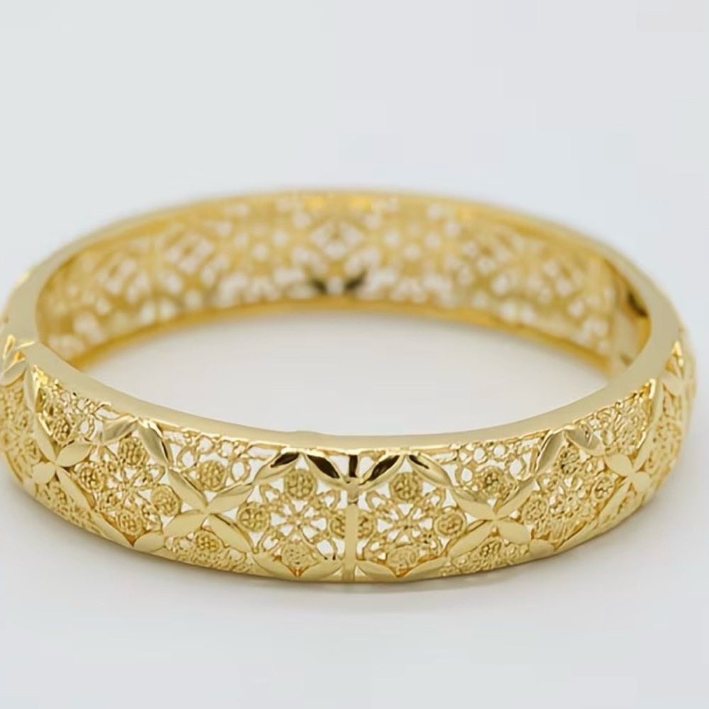 Elegant Gold Filigree Bangle